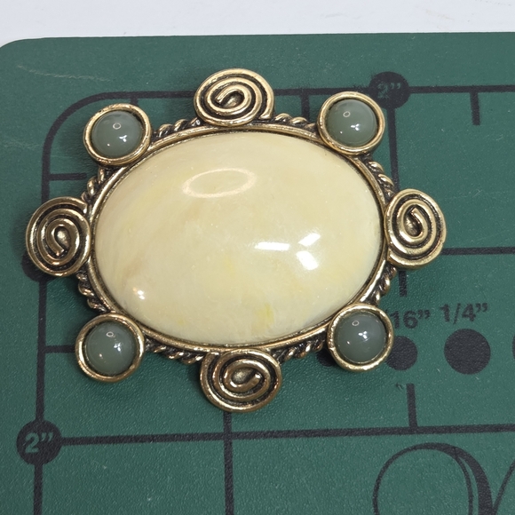 elizabeth taylor for avon vintage victorian replica brooch large cabochone stone - Picture 3 of 4